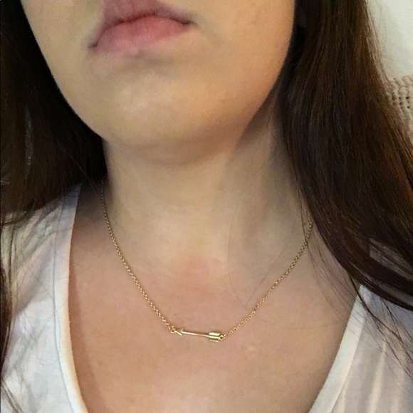 Gold arrow necklace - Picture 4 of 5
